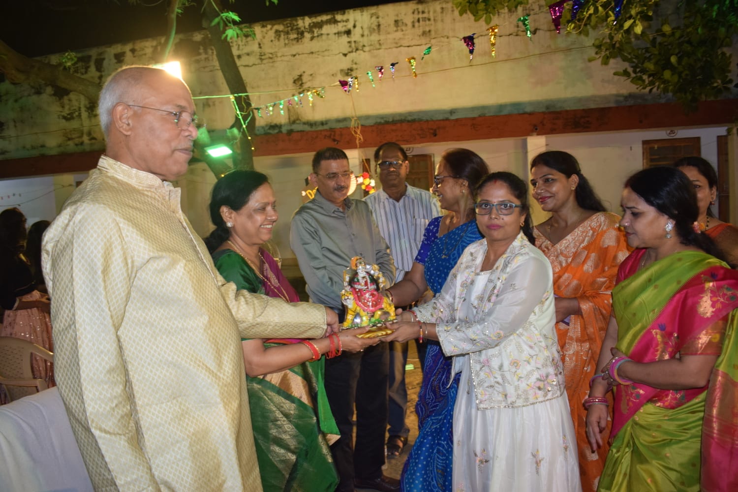 आचार्य नरेंद्रदेव महिला छात्रावास में छात्राओं द्वारा भव्य डांडिया कार्यक्रम का आयोजन किया गया। कार्यक्रम में मुख्य अतिथि के रूप में विश्वविद्यालय की प्रथम महिला श्रीमती मीना सिंह एवं कुलपति डॉ. बिजेंद्र सिंह रहे
