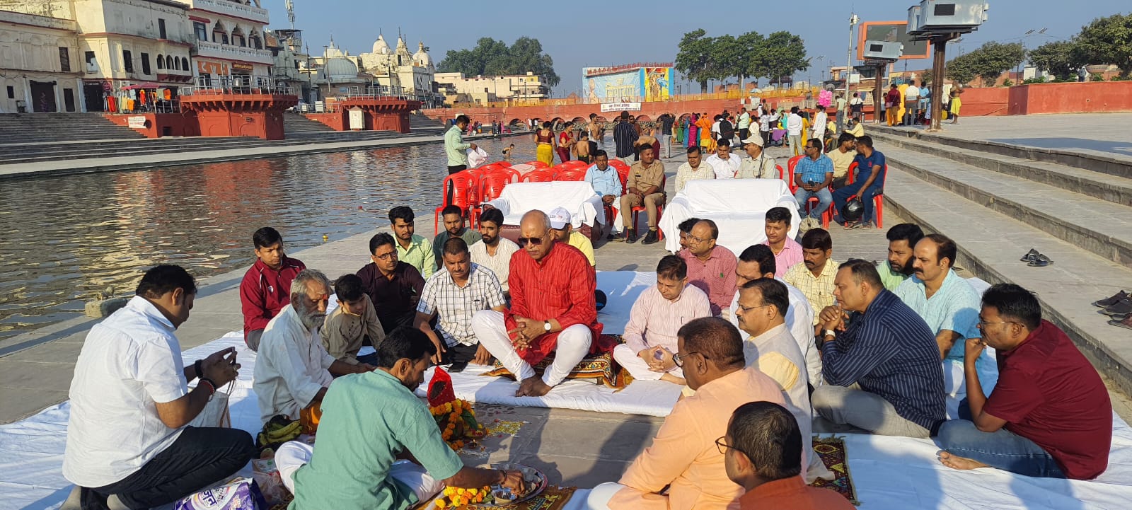 कुलपति जी ने दीपोत्सव-2026 को ऐतिहासिक एवं भव्य स्वरूप प्रदान करने के उद्देश्य से राम की पैड़ी पर मुख्य यजमान के रूप में मां सरयू एवं आराध्य प्रभु श्रीराम का विधिवत पूजन-अर्चन किया।